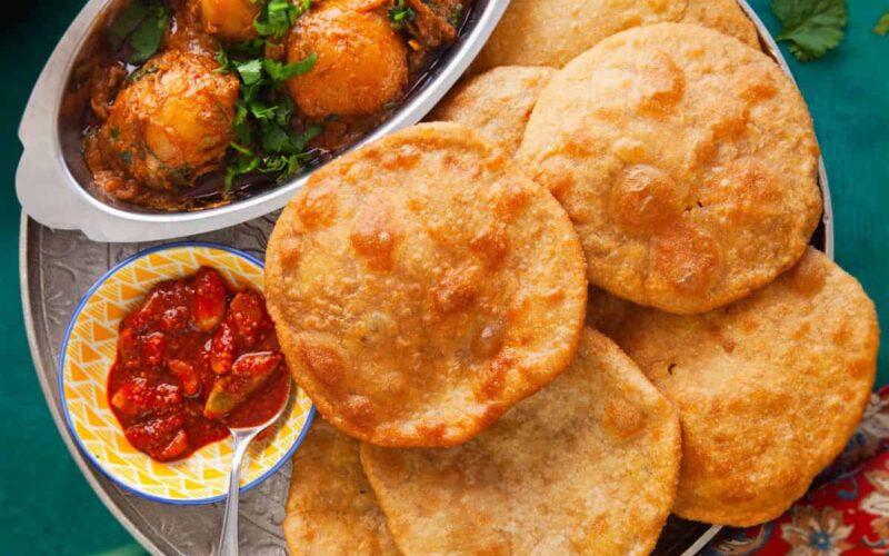 آلو کی کچوری خستہ، لذیذ اور بھرپور ذائقے والی روایتی ڈش