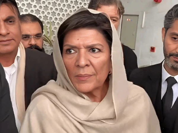 علیمہ خان کے ناقابلِ ضمانت وارنٹ گرفتاری جاری، عدالت نے کل تک پیش کرنے کا حکم دیدیا