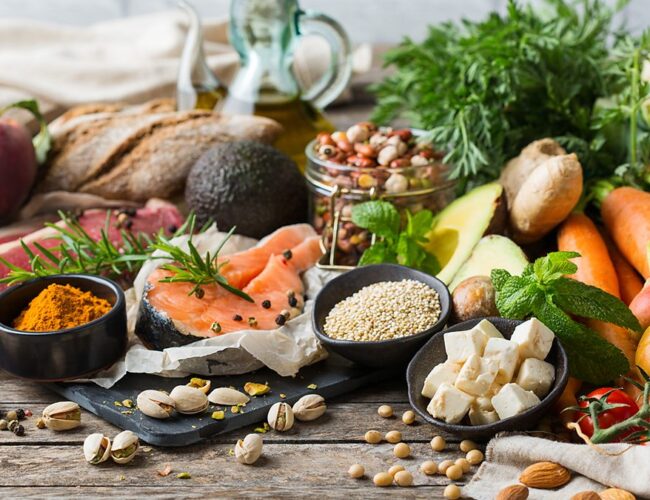 صحت مند اور طویل زندگی کیلئے ماہرین کی تجویز کردہ 8 بہترین غذائیں