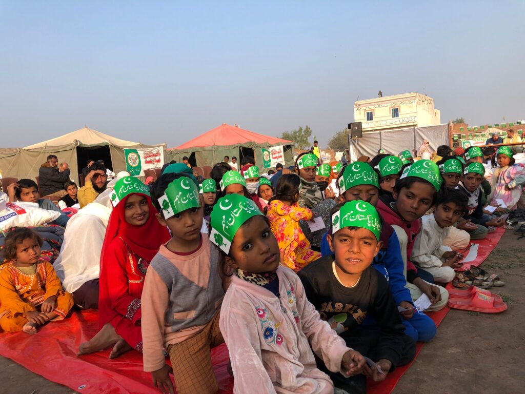 مصطفائی خیمہ کمپلیکس؛ بستر، کپڑوں اور تعلیم کے تحفے، بچوں کے چہرے خوشی سے دمک اُٹھے