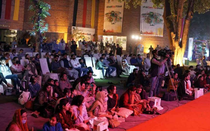 ’قیدی 804‘ گانے سے عوام میں جوش پھیلانے کے الزام پر قوال کے خلاف مقدمے میں اہم پیشرفت