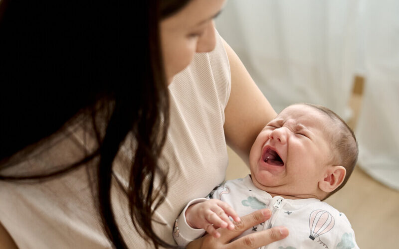 پیٹ بھرا، پیمپر صاف، پھر بھی بچہ روتا ہے؟