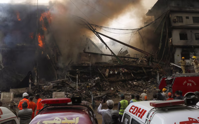 گل پلازہ آتشزدگی؛ 36 گھنٹوں بعد آگ پر قابو، ہلاکتیں 15 ہو گئیں، درجنوں افراد تاحال لاپتا